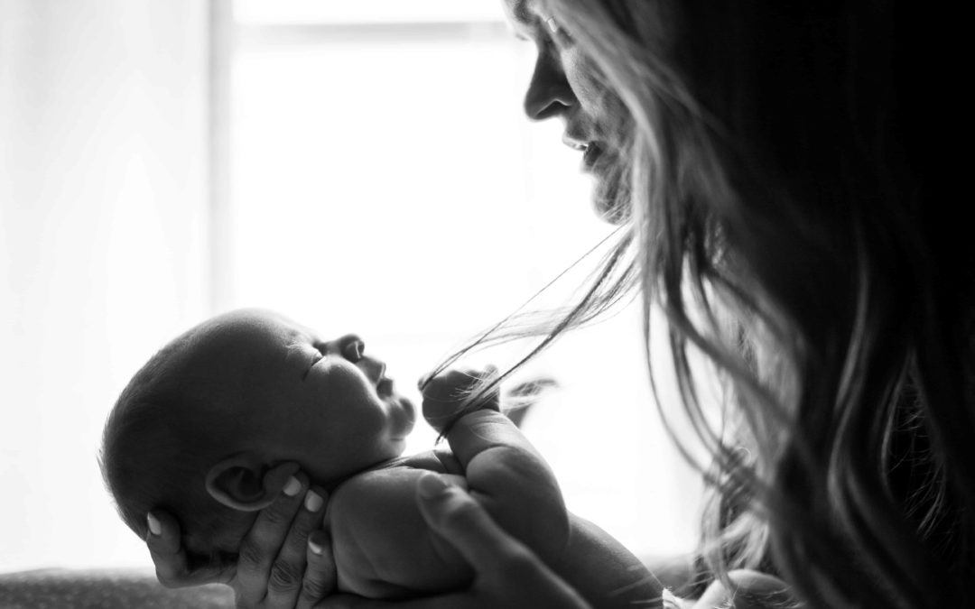 mamma con bambino neonato in bianco e nero